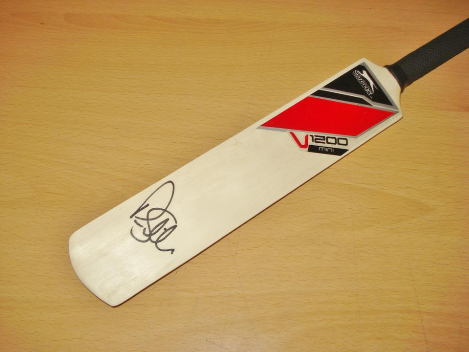 Signed Cricket Bat - HD Wallpaper 