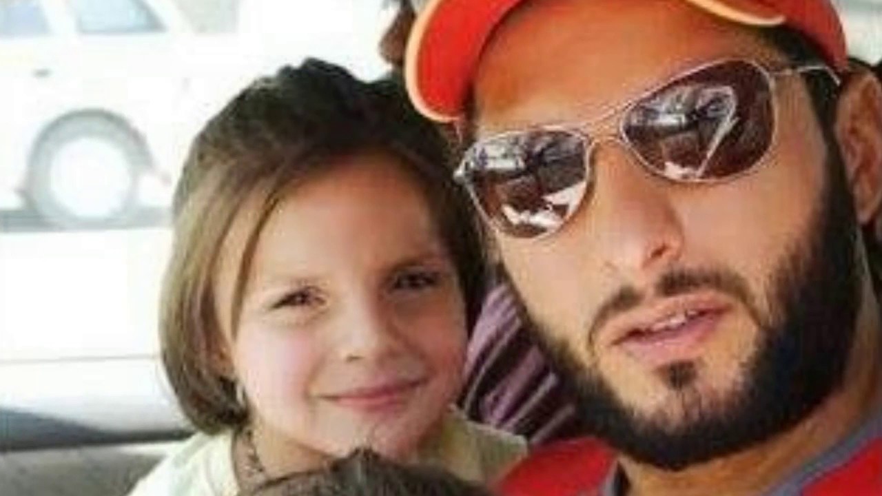 Shahid Afridi Ke Jawani Ke Photo Full Hd - HD Wallpaper 