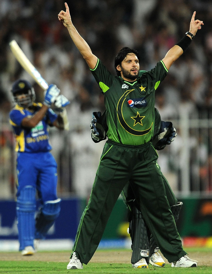 Shahid Afridi Signature Pose - HD Wallpaper 