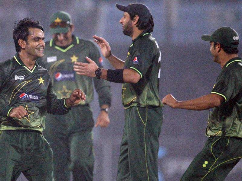 Pakistan S Shahid Afridi Celebrates With Mohammad Hafeez - Player - HD Wallpaper 