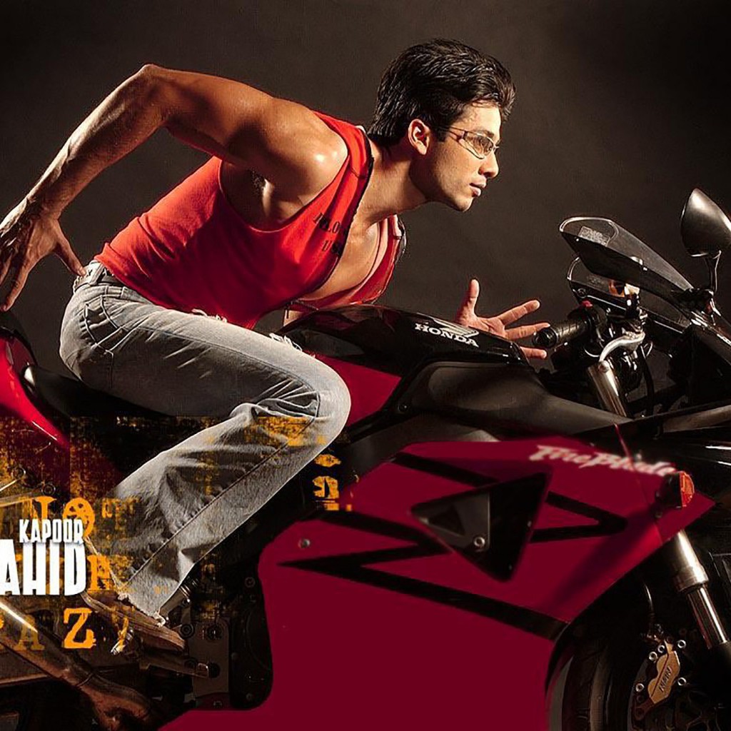 Shahid Kapoor Honda Wallpaper - Shahid Kapoor Wallpaper In Fida - HD Wallpaper 