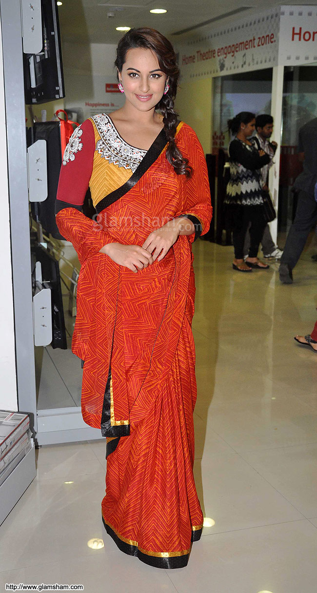 Sonakshi Sinha In R Rajkumar In Saree - 650x1216 Wallpaper Sonakshi Sinha In R Rajkumar In Saree - 650x1216 Wallpaper