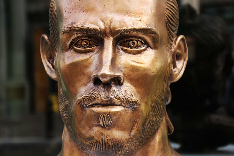 Gold-colored Man Statue, Gareth Bale, Footballer, Bronze, - Escultura Bale - HD Wallpaper 