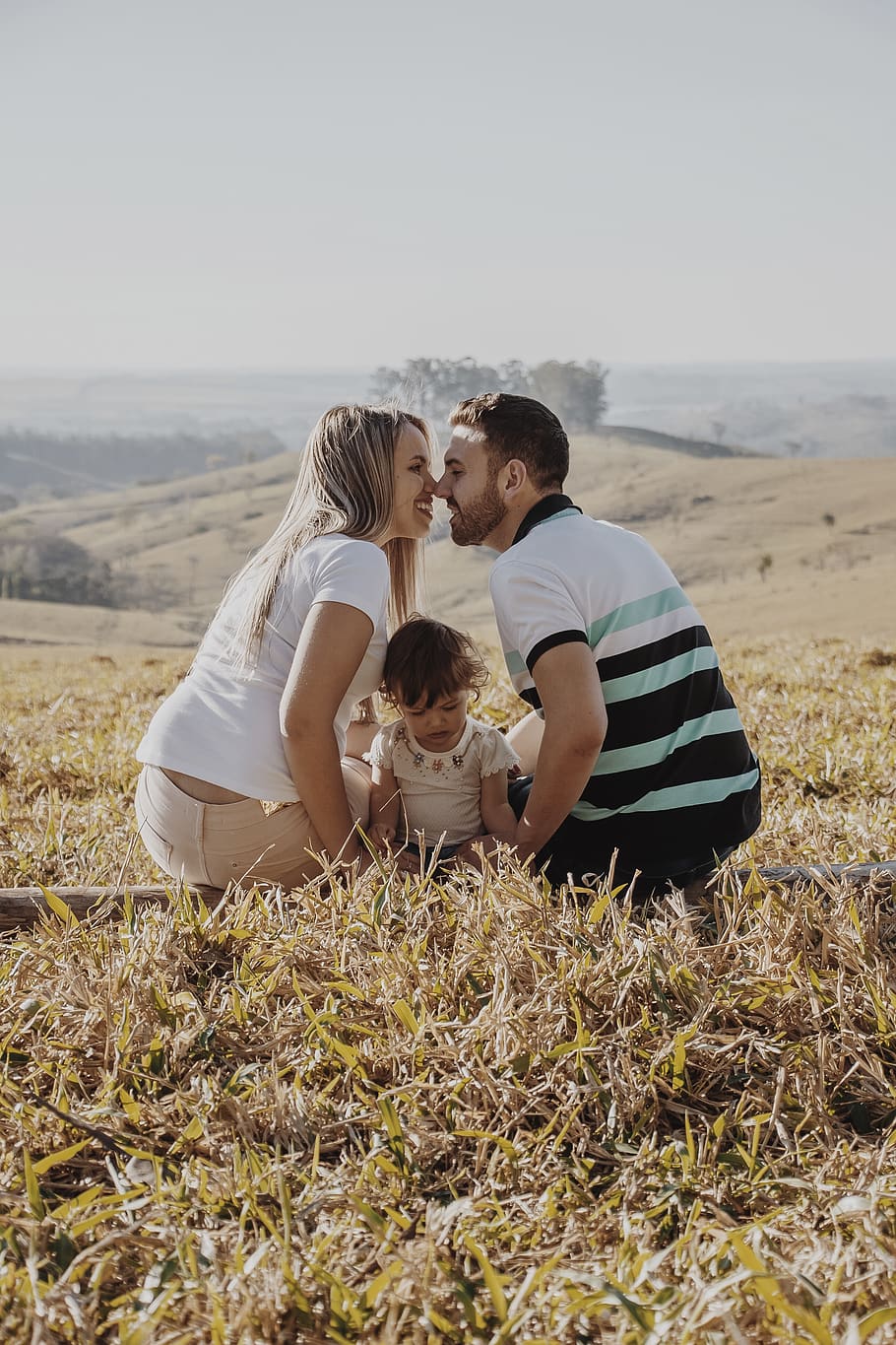 Man And Woman Facing Each Other Outdoor, Baby, Couple, - Mum Dad Daughter Photoshoot - HD Wallpaper 