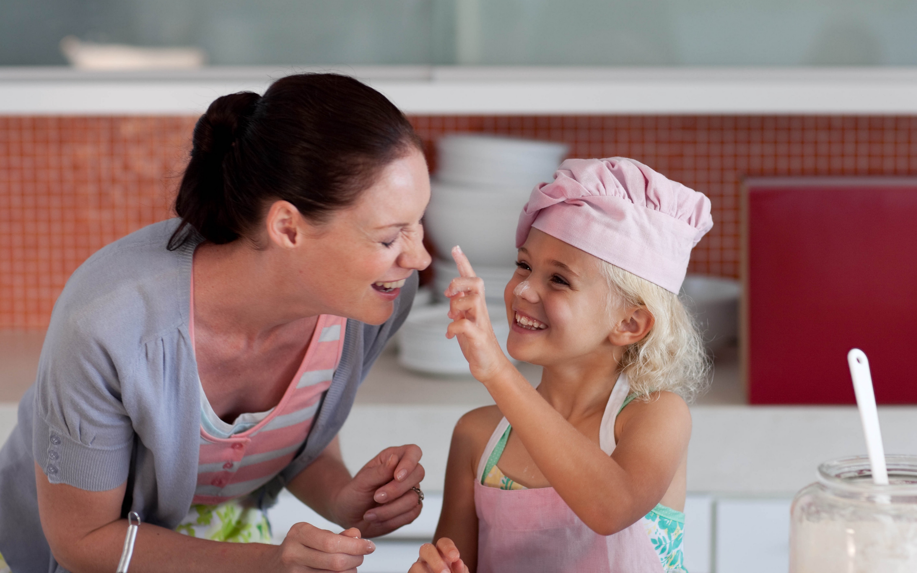 Wallpaper Mother, Daughter, Kitchen, Sweets - Mother And Daughter Pictures 1080p - HD Wallpaper 