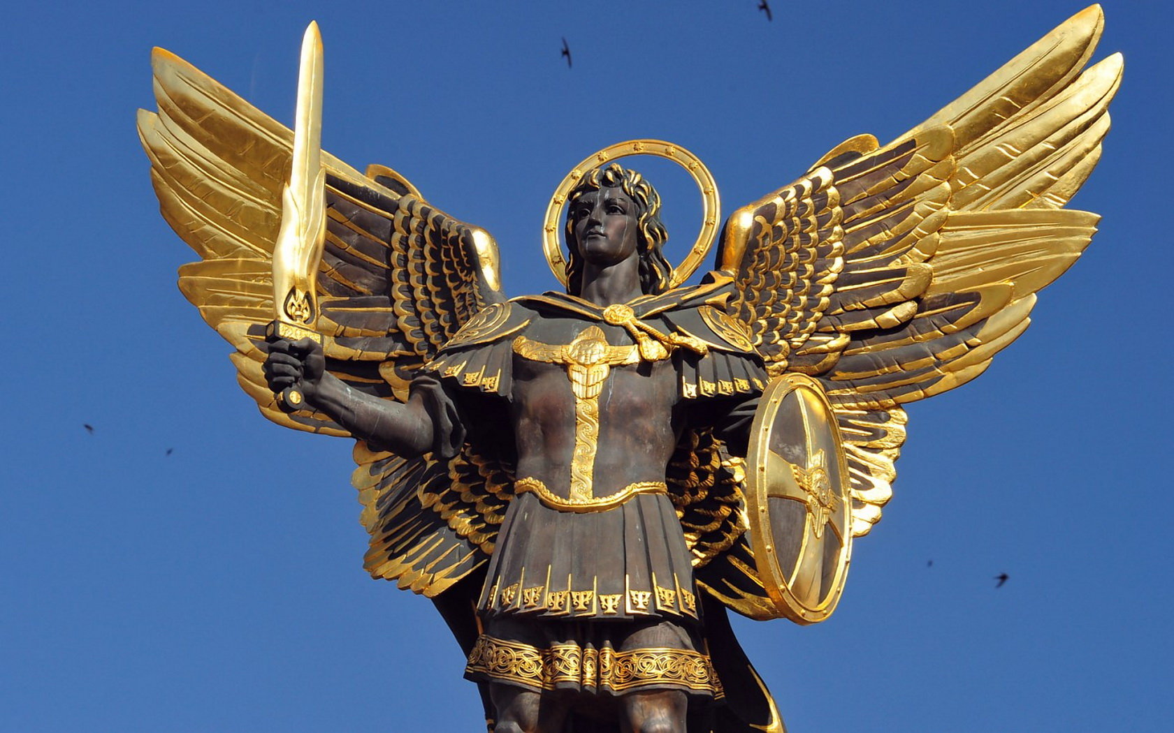 Best Statue Wallpaper Id - Gold Archangel Michael Statue - HD Wallpaper 