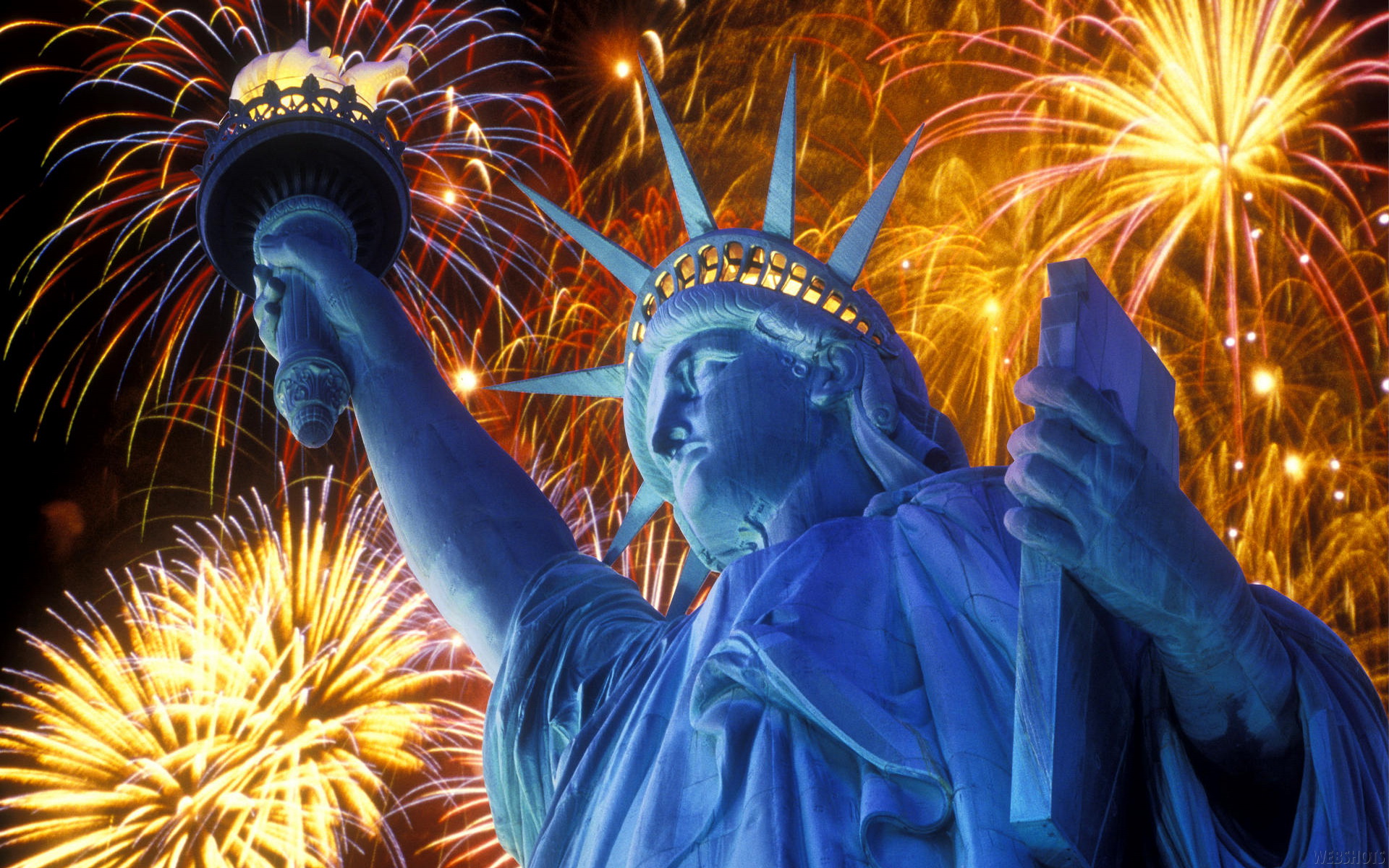 Statue Of Liberty Fireworks Wallpaper Hd - Statue Of Liberty And Fireworks - HD Wallpaper 