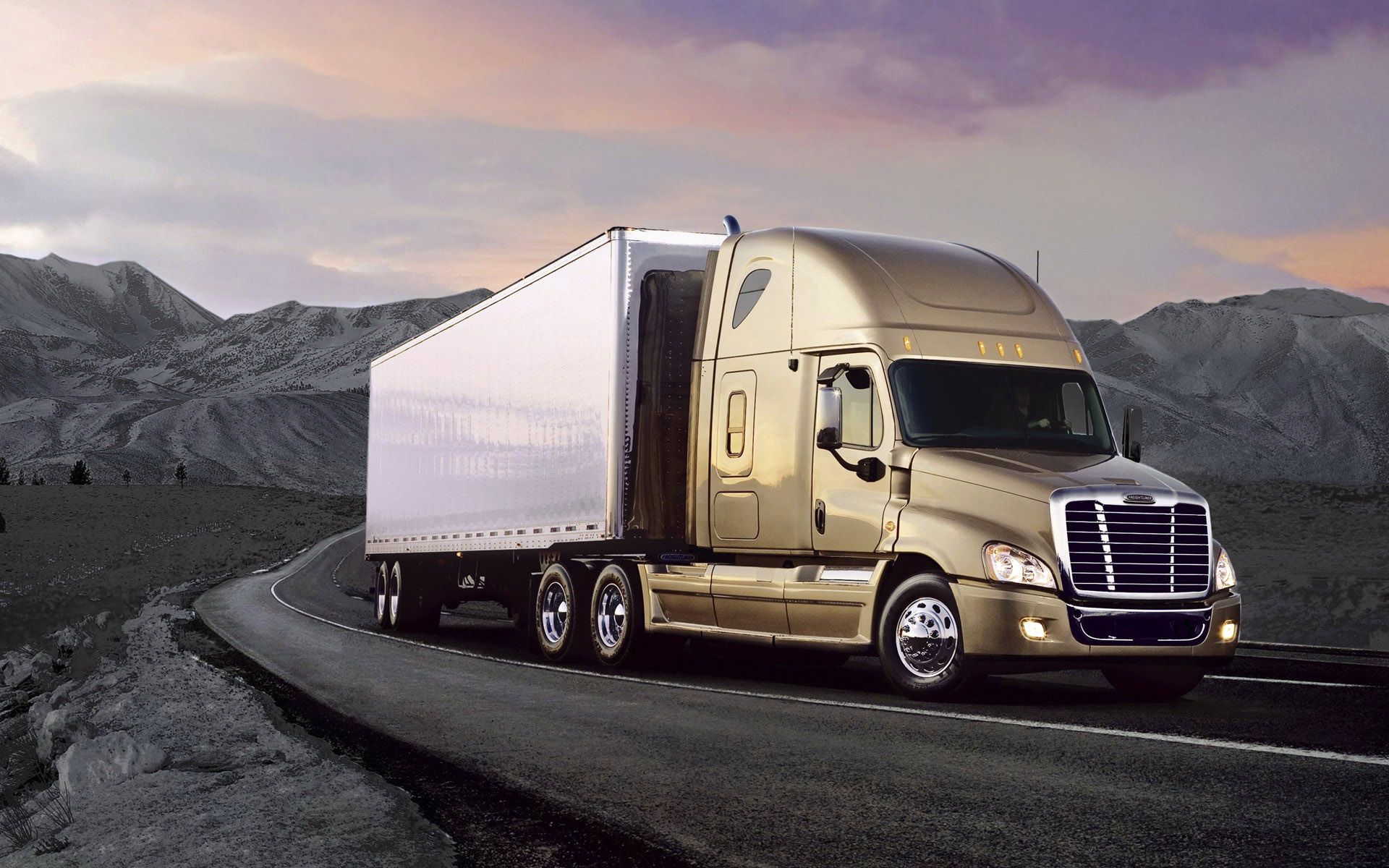 Commercial Vehicles - 18 Wheeler Truck Driving - HD Wallpaper 