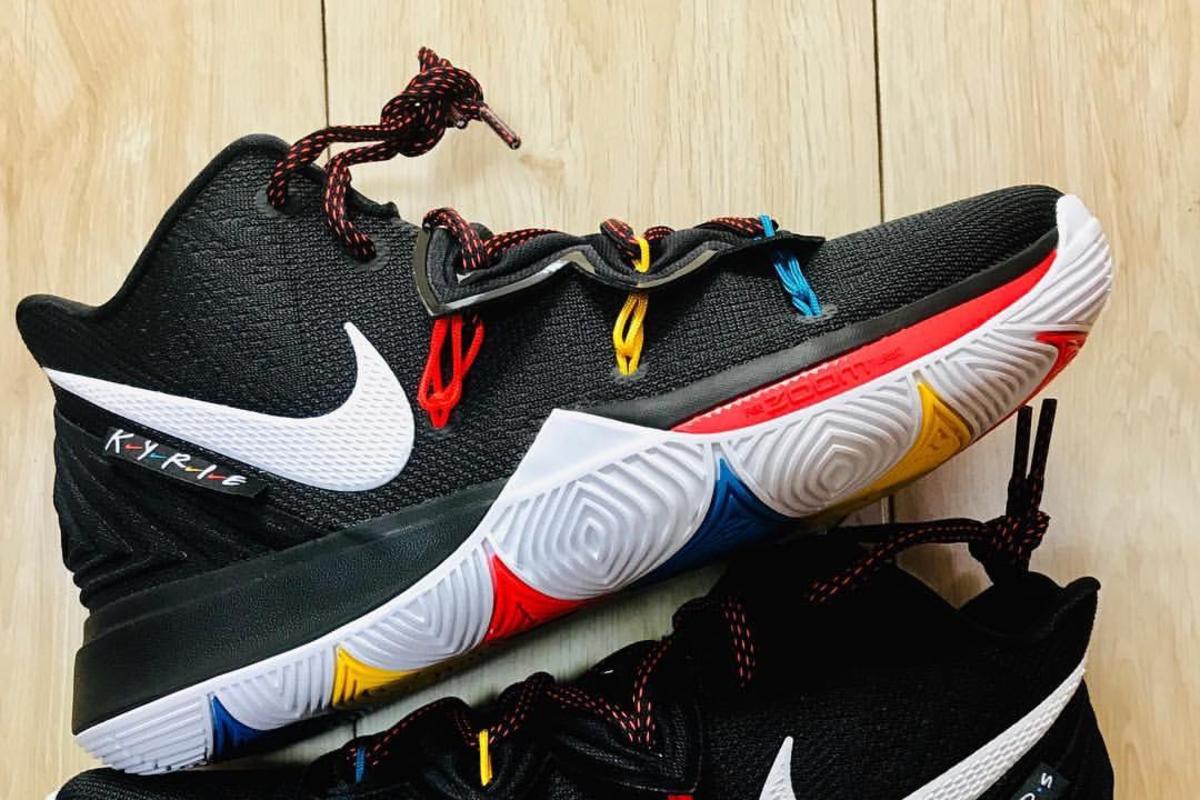 Nike Kyrie 5 Friends - HD Wallpaper 