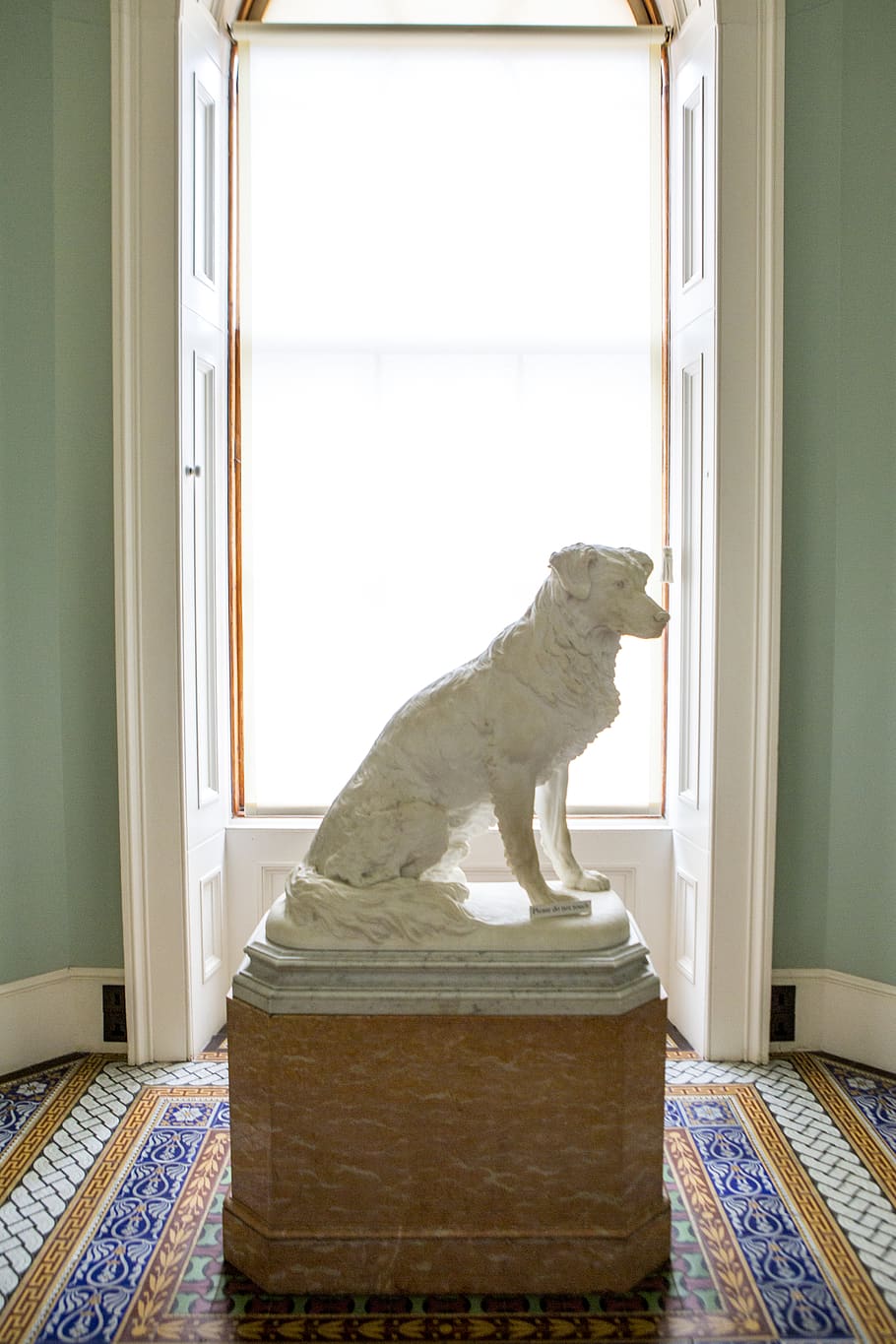 Osborne House, England, Noble The Dog, Statue, Queen - Statue - HD Wallpaper 