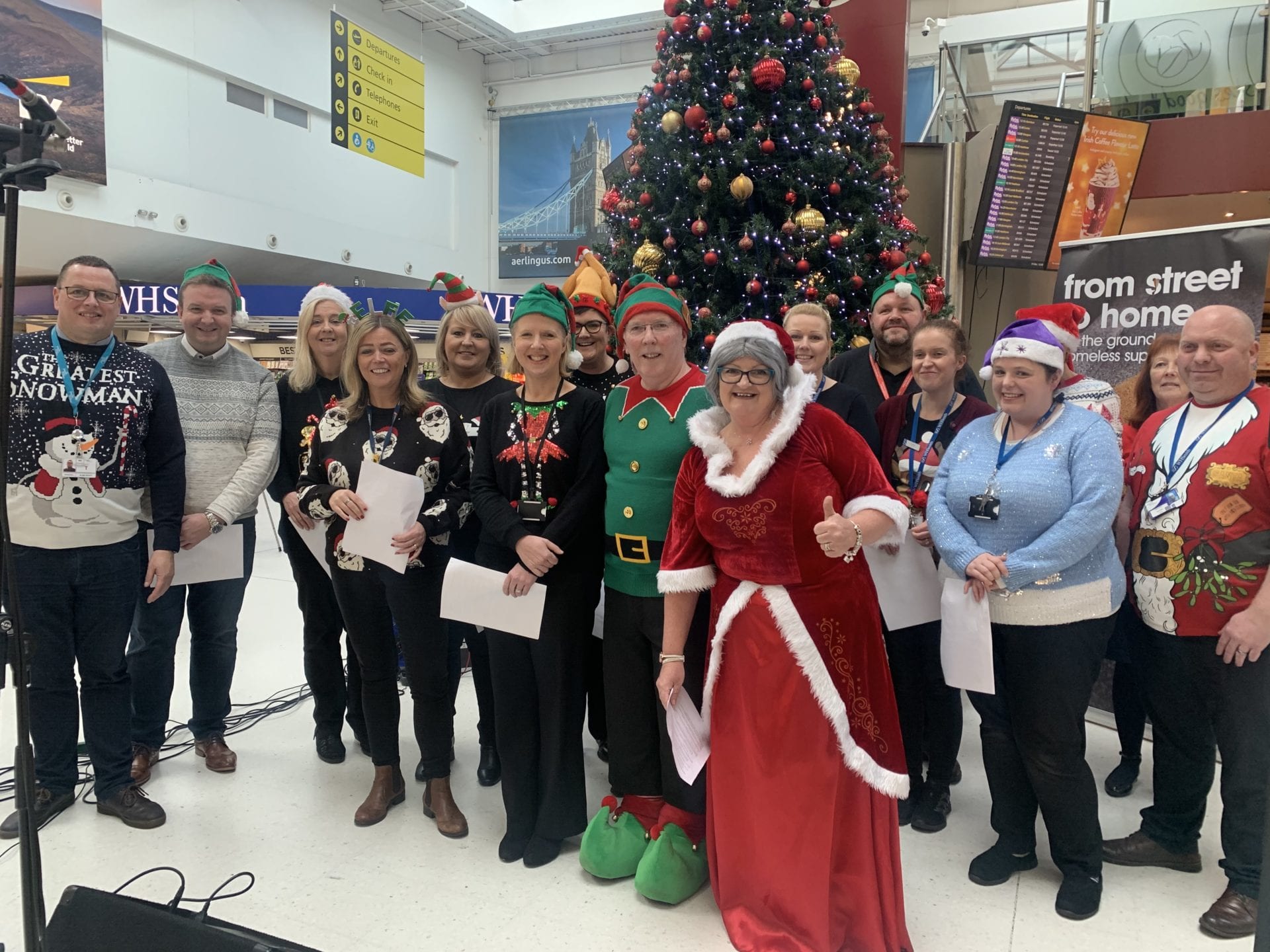 City Airport - Christmas Tree - HD Wallpaper 