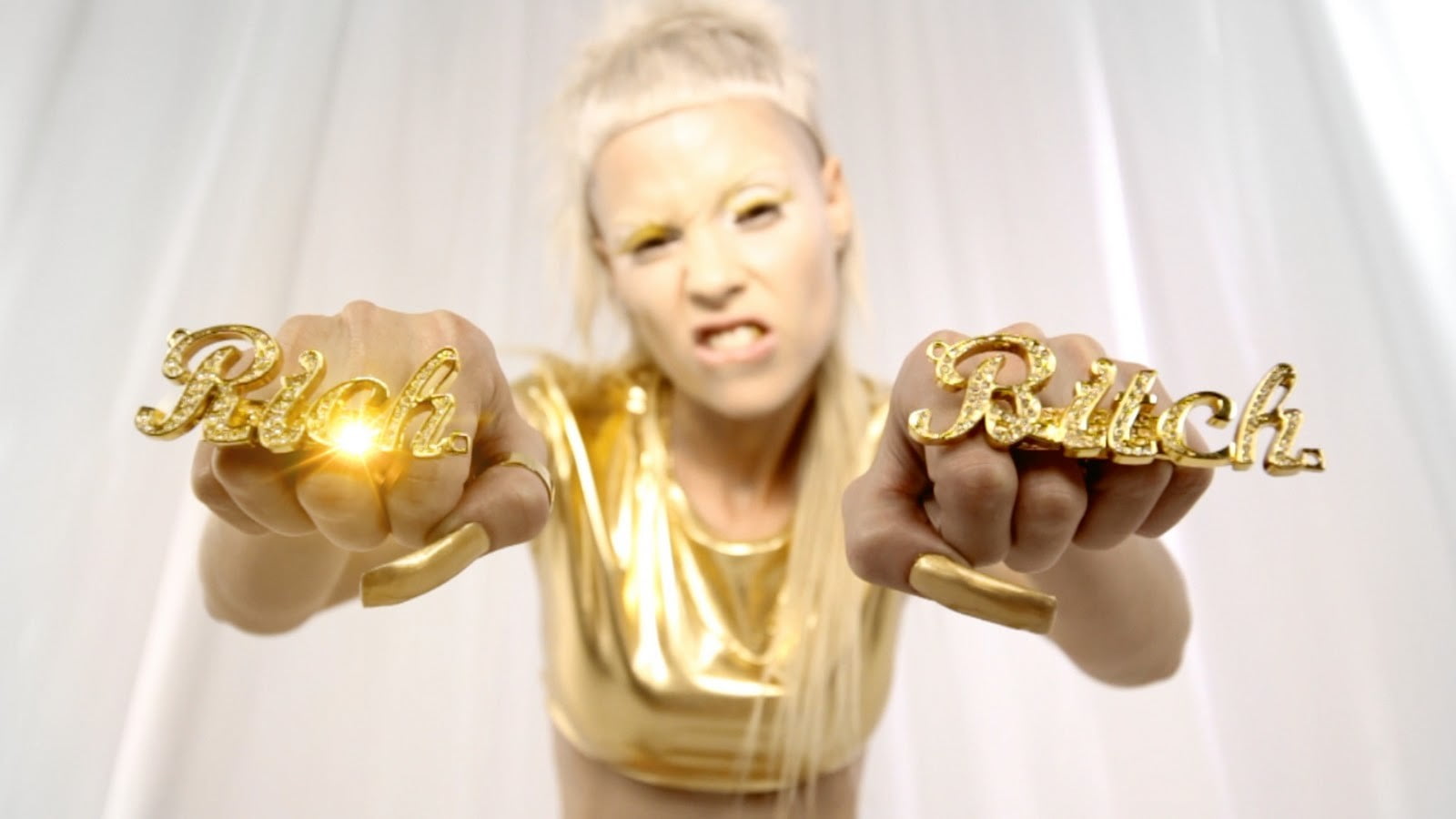 Yolandi Rich Bitch Gif - HD Wallpaper 