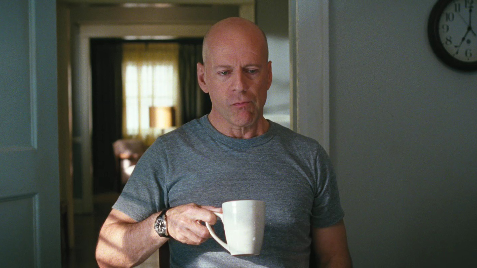 Data Src Vertical Bruce Willis Wallpapers - Bruce Willis Drinking Coffee - HD Wallpaper 