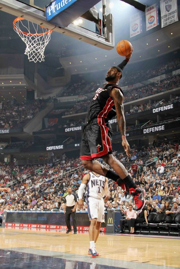 Lebron James Dunk Wallpaper On Wallpaper Hd Pic Hwb211700 - Lebron James Dunking Basketball - HD Wallpaper 