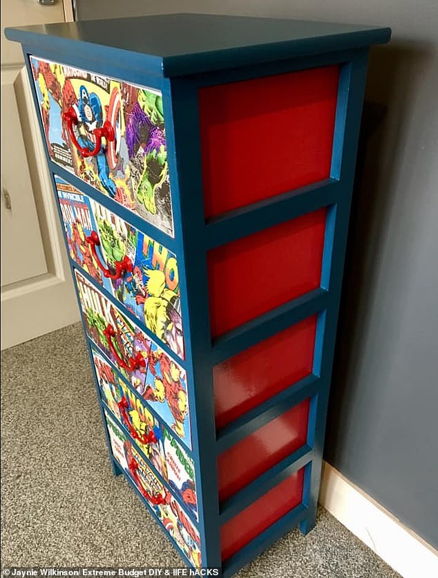 The Mum Explained - Bookcase - HD Wallpaper 