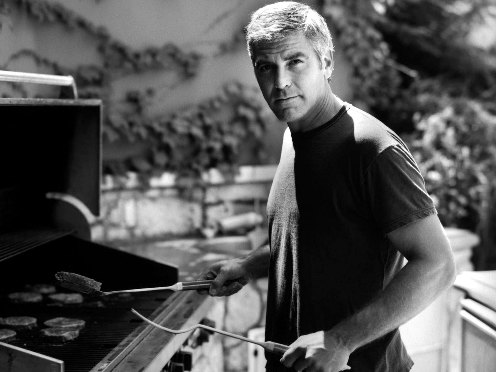 George Clooney Making Barbecue Desktop Wallpaper - George Clooney Grilling - HD Wallpaper 