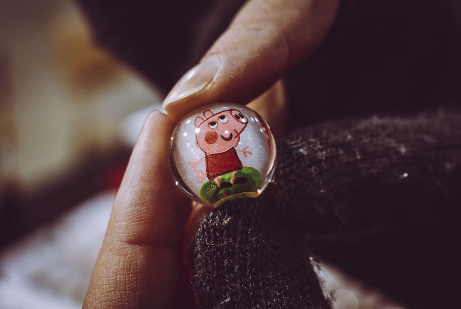 Person Holding Peppa Pig Toy Marble, Art, Cartoon Character, - Ingilizce Türkçe Alt Yazılı Çizgi Filmler - HD Wallpaper 