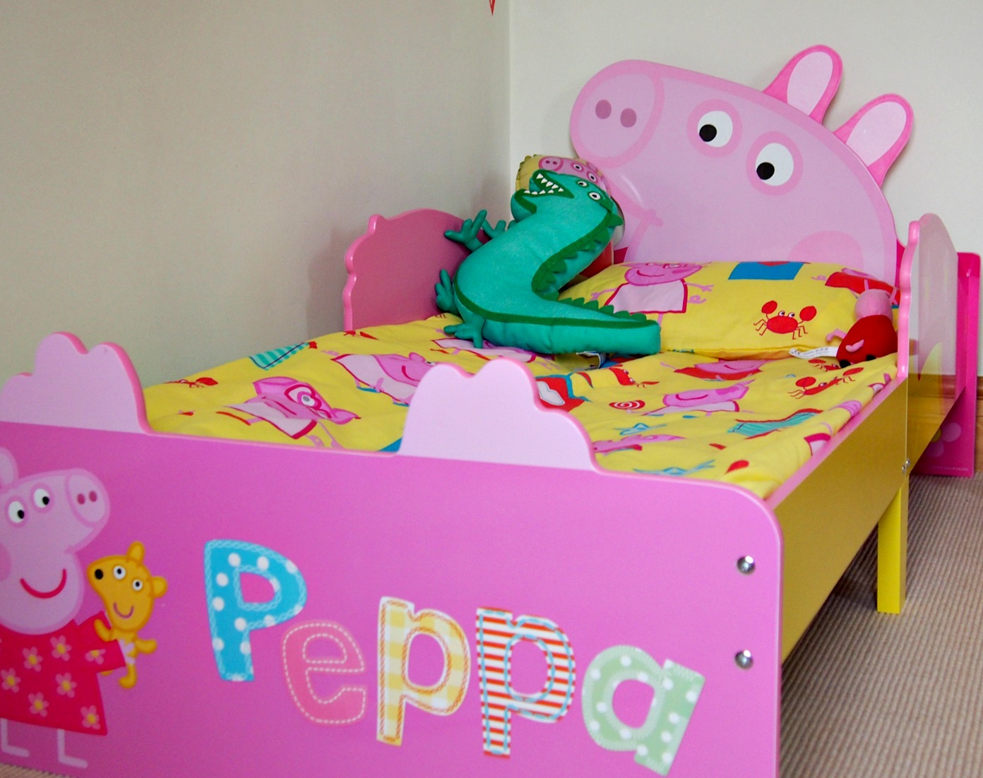 Peppa Pig Toddler Bed Paint - Peppa Pig Themed Bedroom - HD Wallpaper 