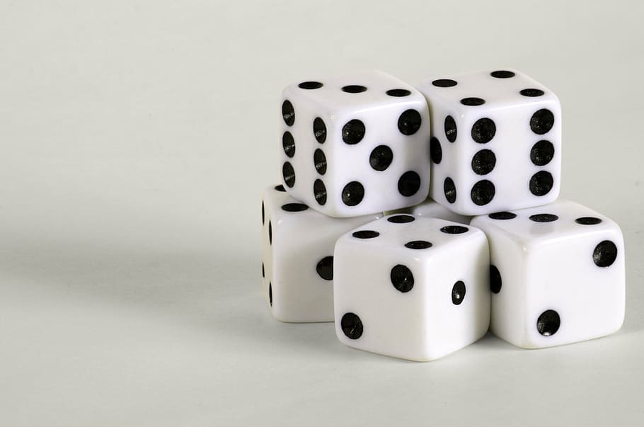 Five White And Black Dice Close Up Photo, Games, Die, - Die Games - HD Wallpaper 