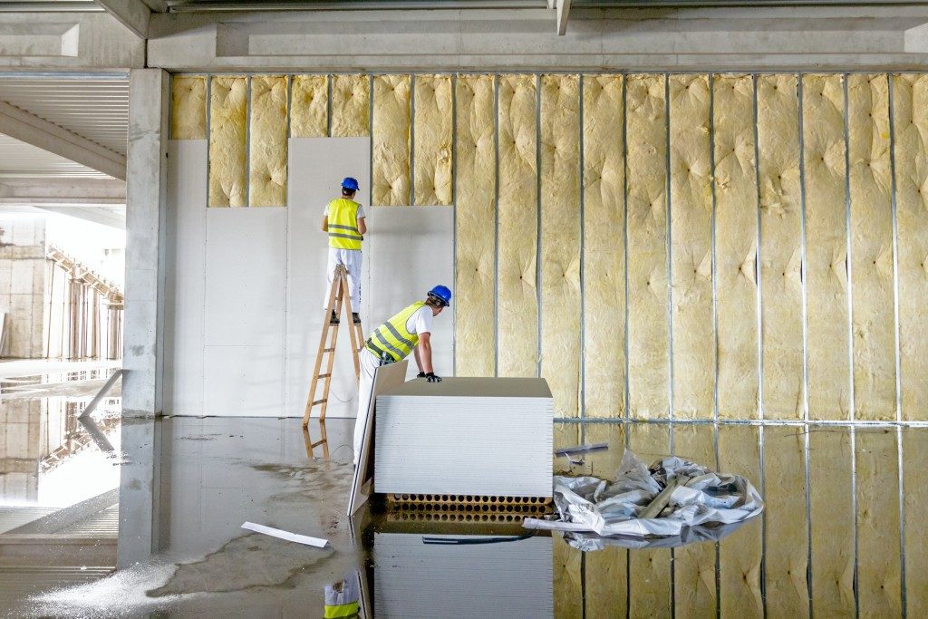Men Applying Wall Paper - Fiberglass Insulation On Gypsum Wall - HD Wallpaper 