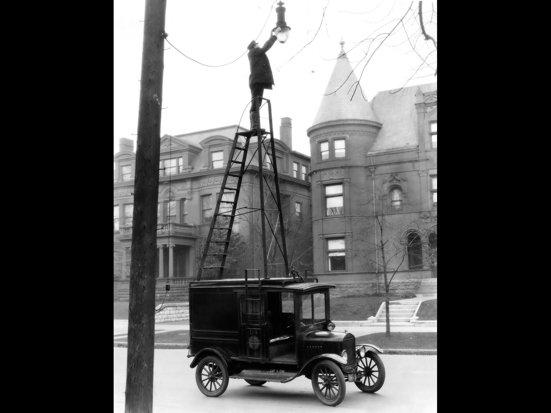 Antique Street Light Industrial - HD Wallpaper 