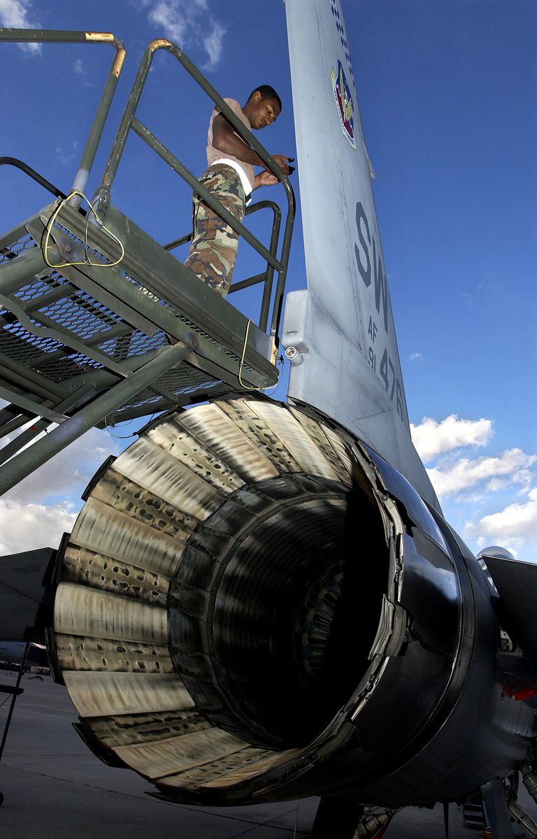 F 16 Mechanic - HD Wallpaper 