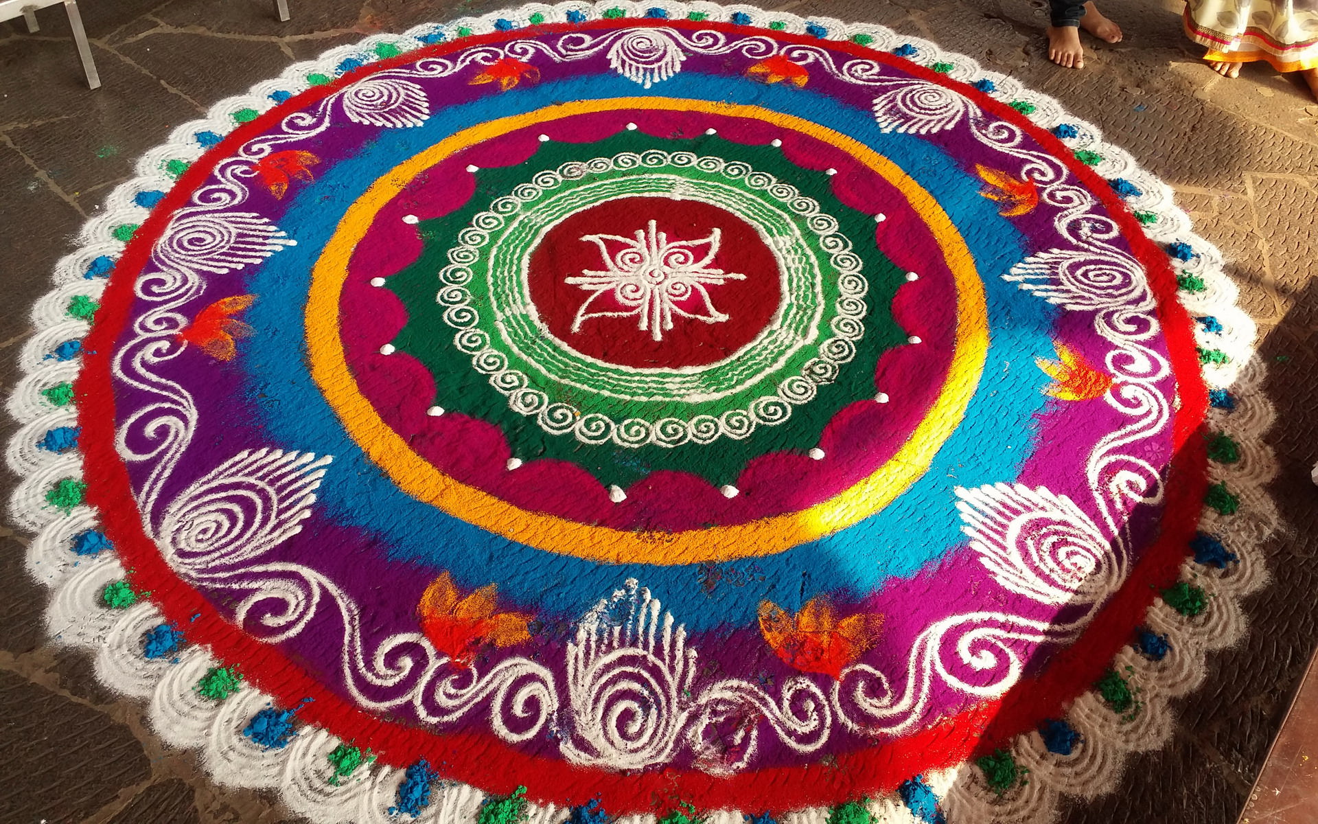 Rangoli Is A Indian Art Of Floor Decorations With Color - Circle - HD Wallpaper 