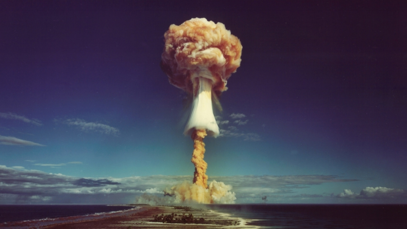 Mushroom Cloud Nuclear Explosion - HD Wallpaper 