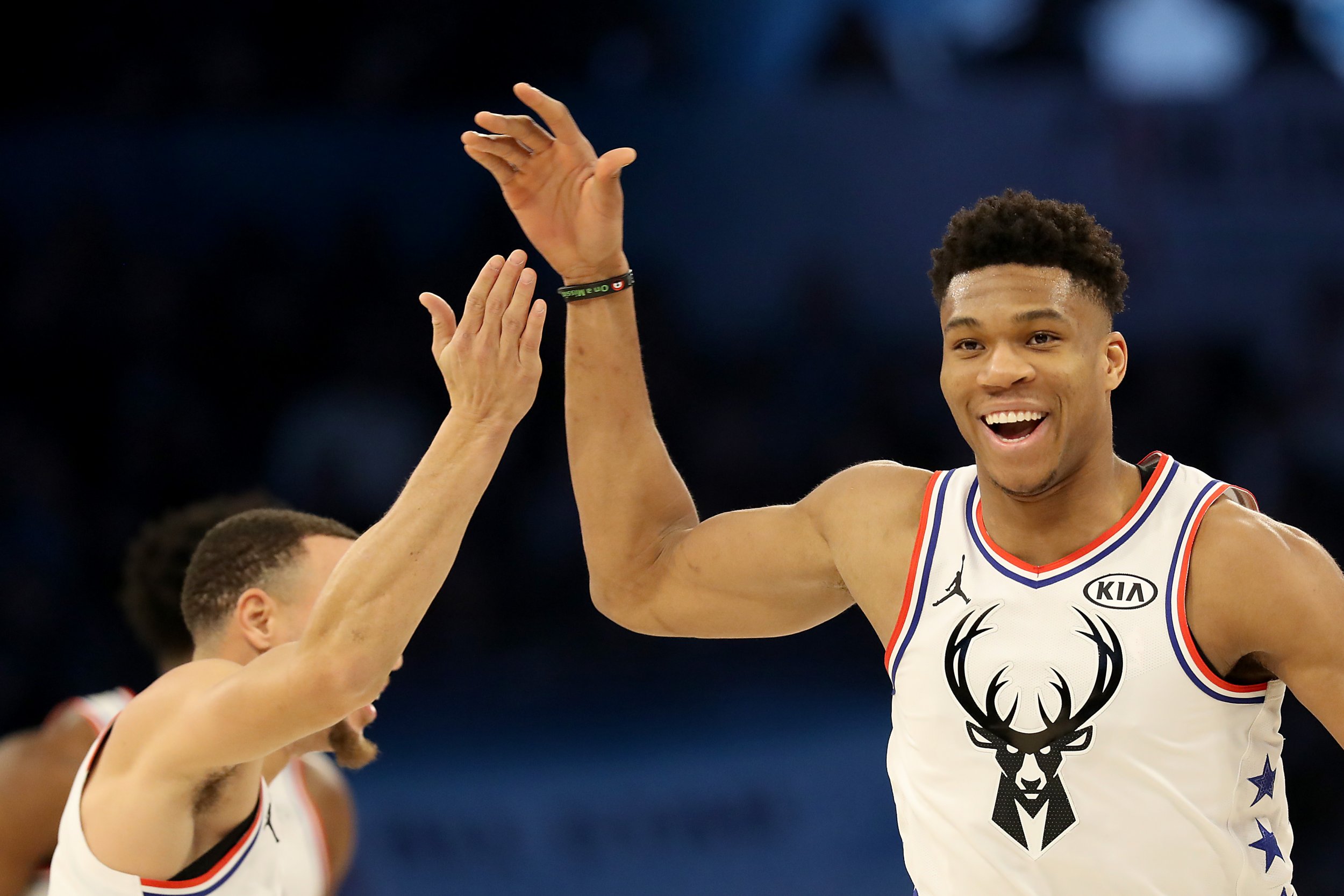 Giannis Antetokounmpo - Stephen Curry And Giannis Antetokounmpo - HD Wallpaper 