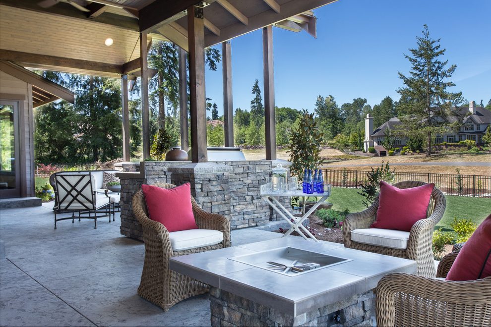 Seattle Red Decorative Pillows With Traditional Wallpaper - Patio - HD Wallpaper 