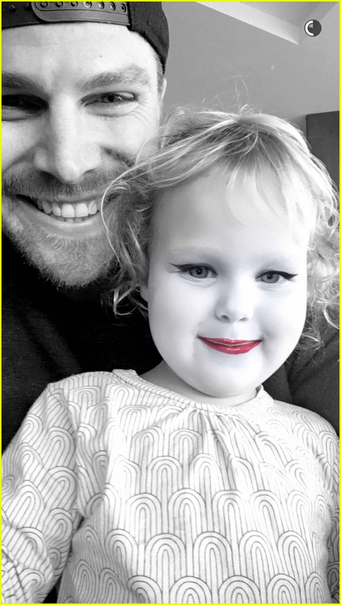 Stephen Amell Tests Out Snapchat Filters With Daughter - Stephen Amell Mavi Amell - HD Wallpaper 