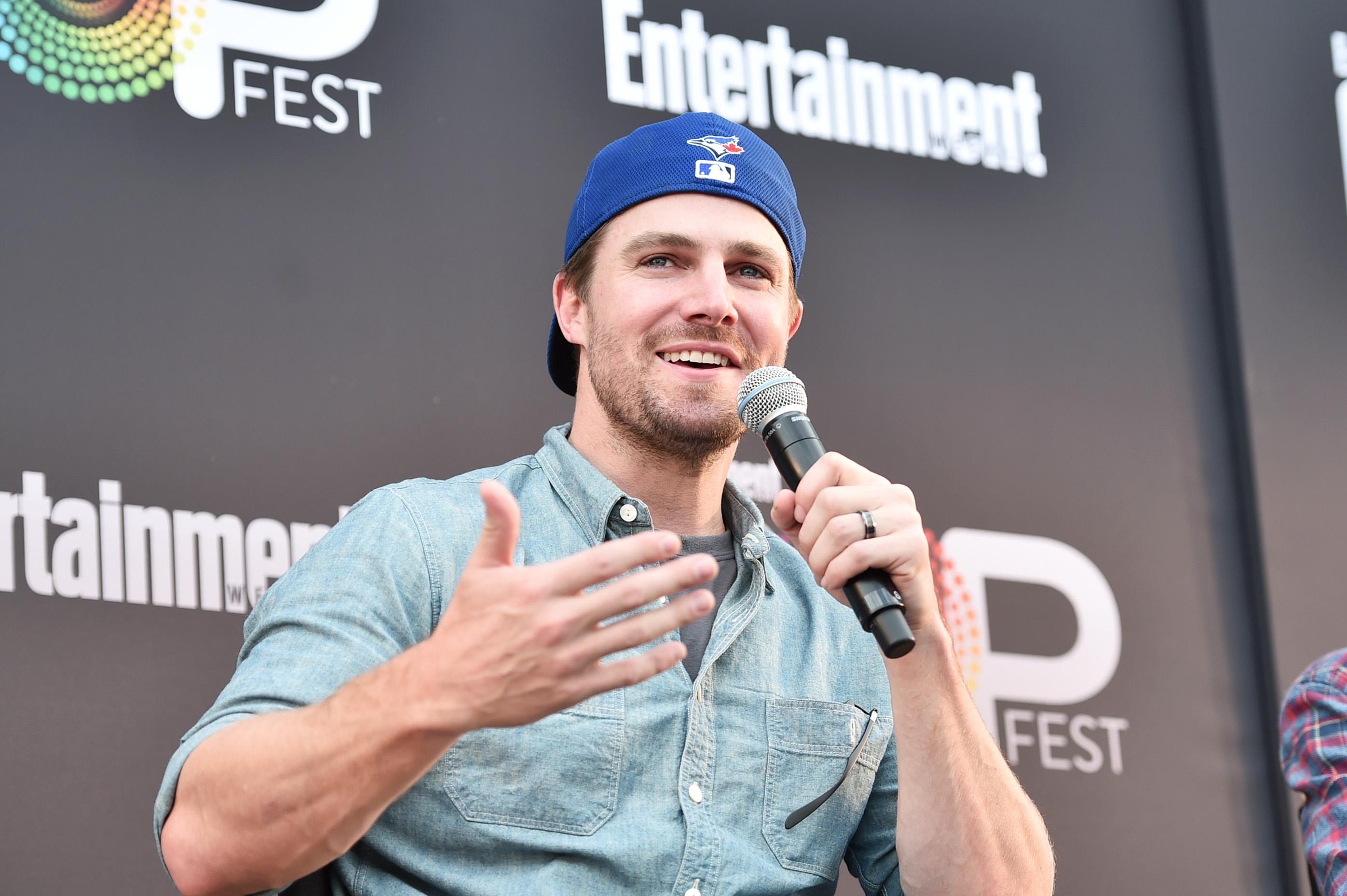 Stephen Amell - Stephen Amell Cap - HD Wallpaper 