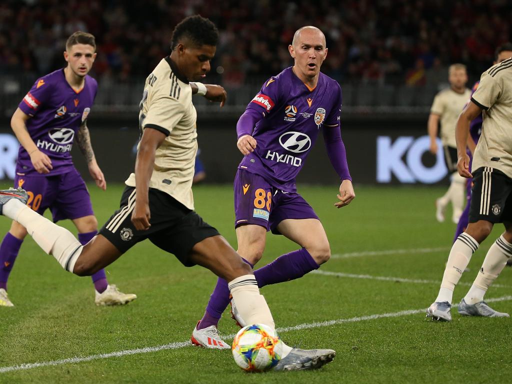Manchester United Forward Marcus Rashford Shoots - Man United 2 0 Perth Glory - HD Wallpaper 