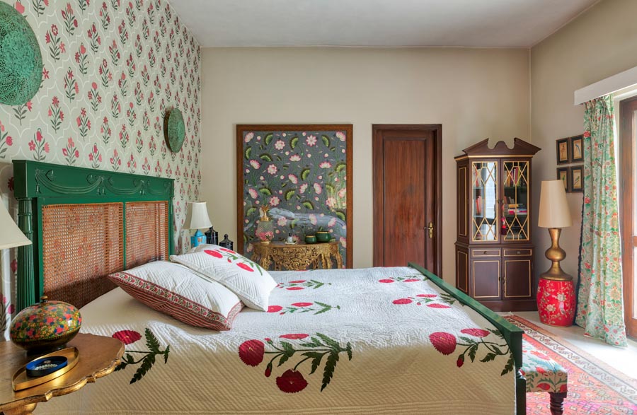 Bedroom With A Green Bed And Floral Wallpaper On The - Bedroom - HD Wallpaper 
