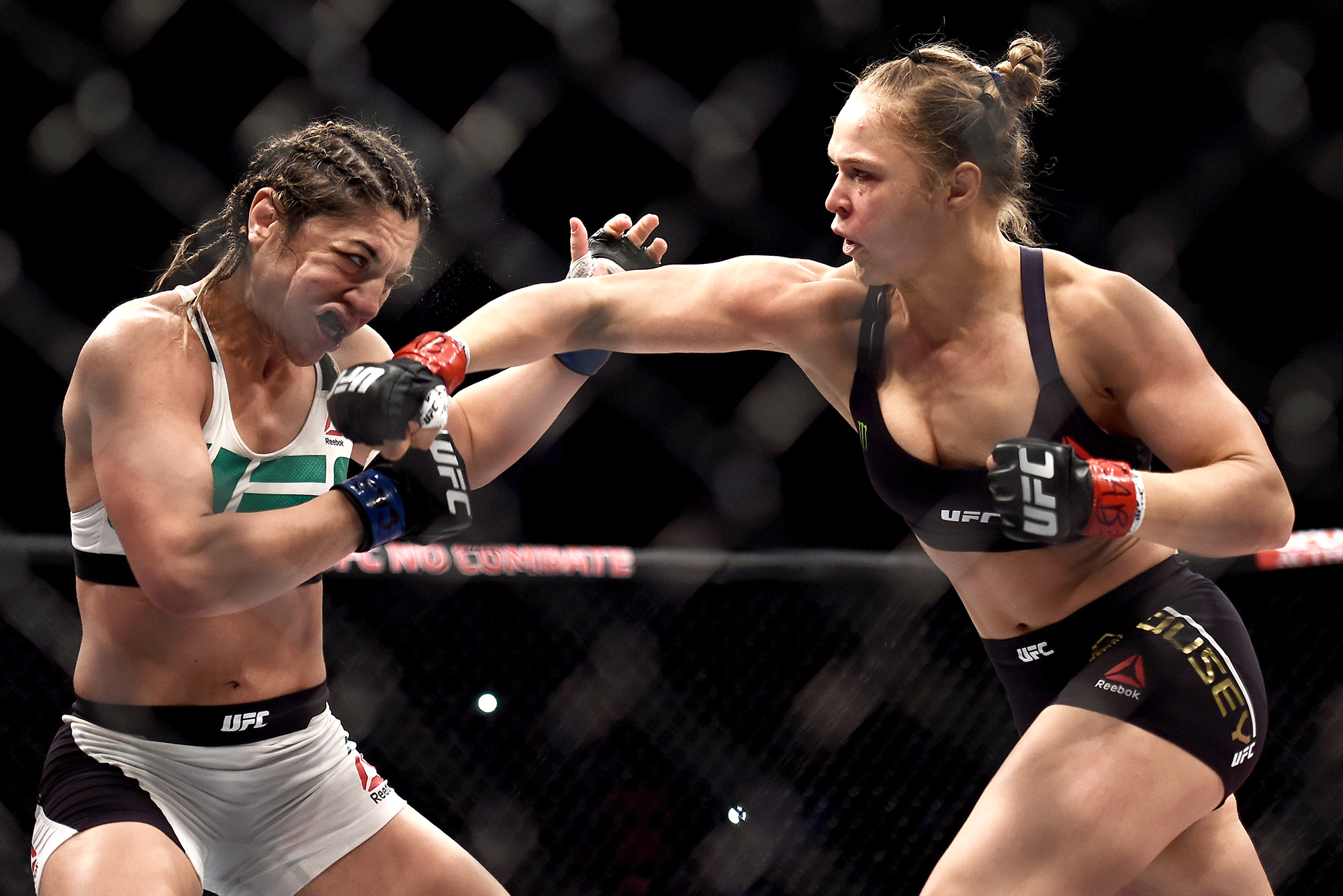 Ronda Rousey Fighting - HD Wallpaper 