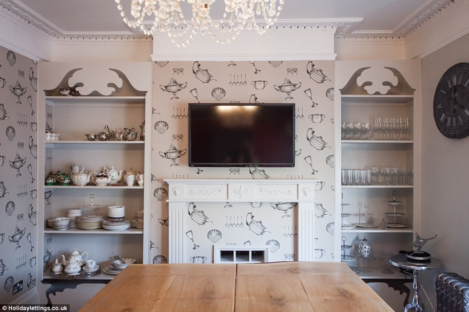 Alice In Wonderland Room Wallpaper - Interior Design - HD Wallpaper 