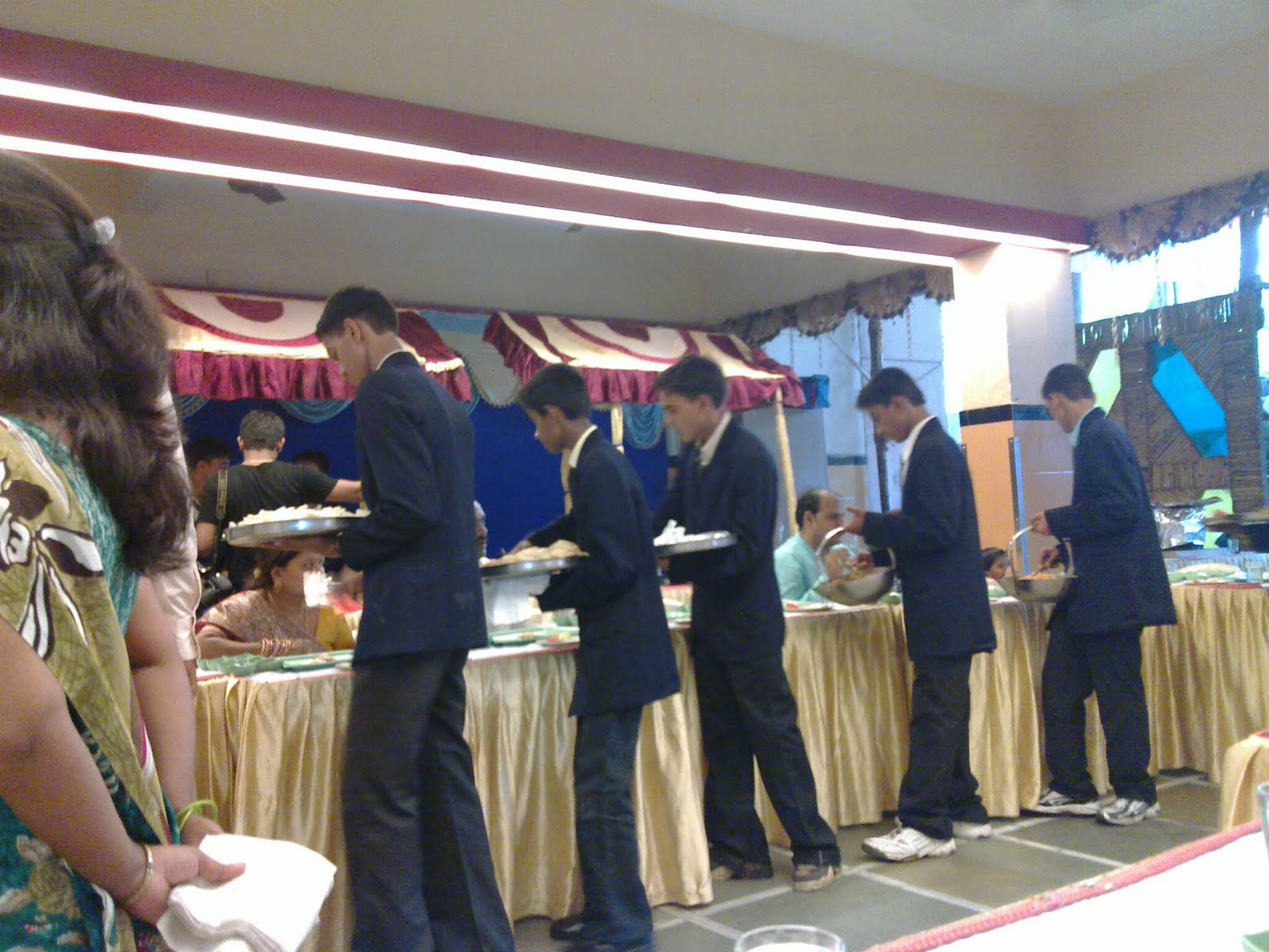 Waiterers - Indian Waiters Serving At Wedding - HD Wallpaper 