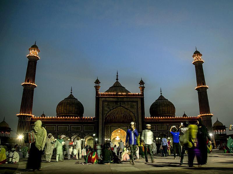 The Mosque Is Lit Up, As Dusk Sets In At The Jama Masjid, - Jama Masjid - HD Wallpaper 