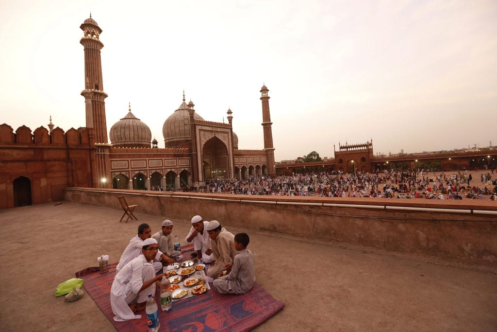Families Sit Around Large Sheets Of Cloth Spread Out - Jama Masjid - HD Wallpaper 