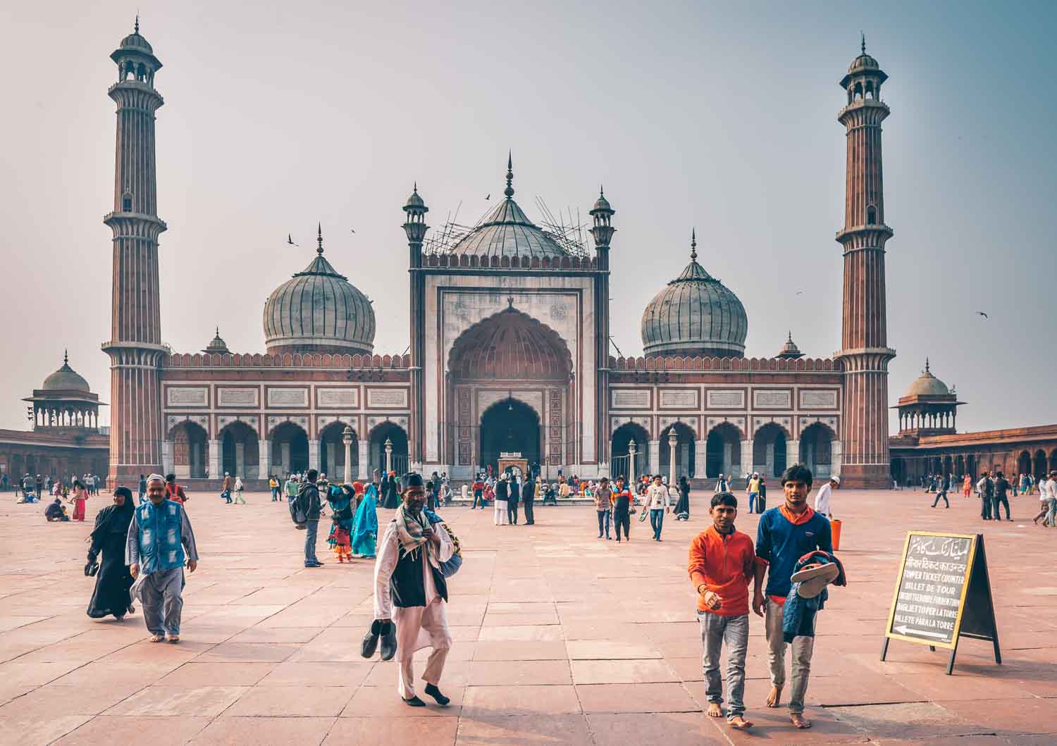 Two Boys Walking In Jama Masjid Mosque Courtyard After - Jama Masjid - HD Wallpaper 