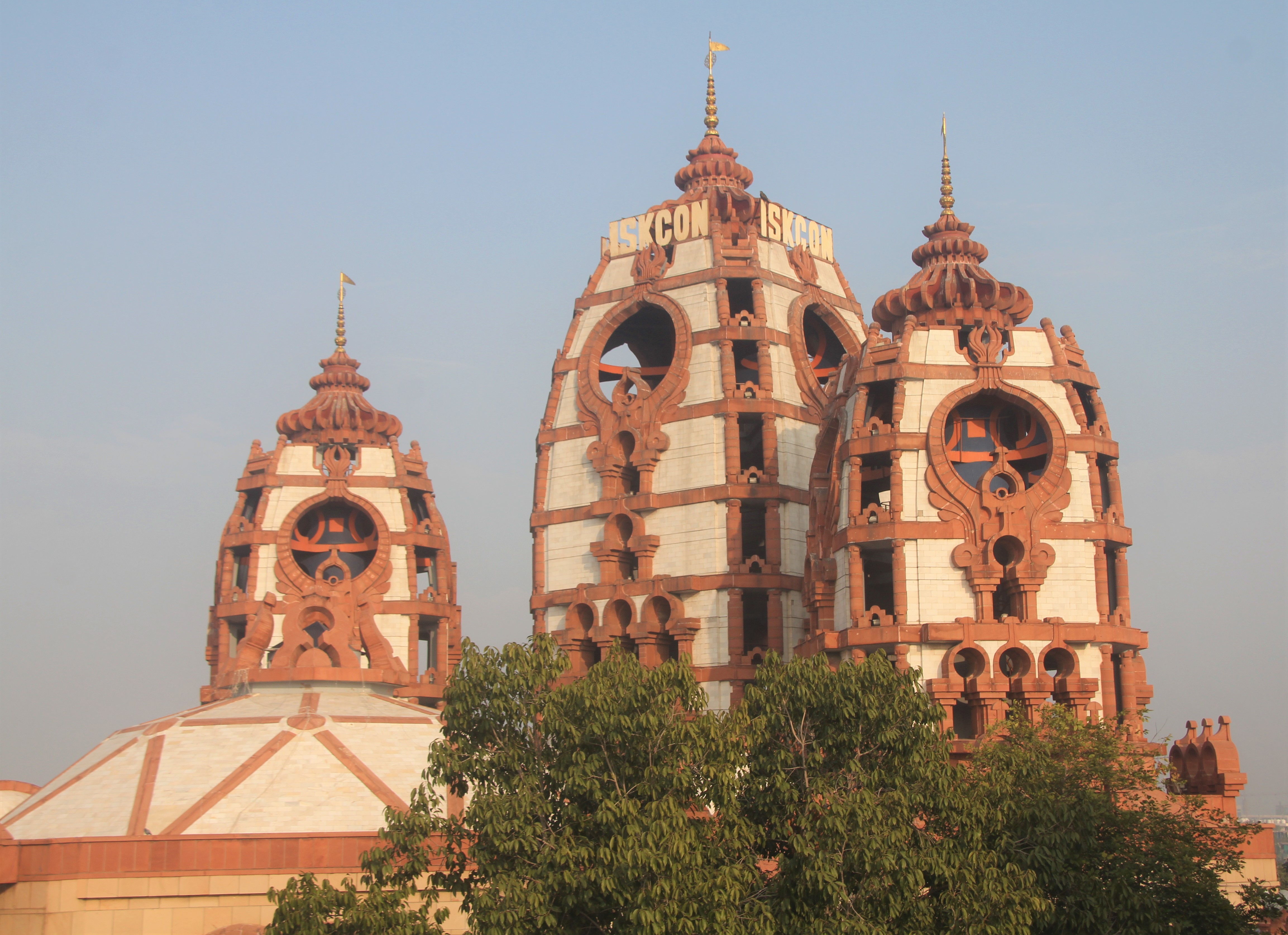 Iskcon Temple Delhi - HD Wallpaper 