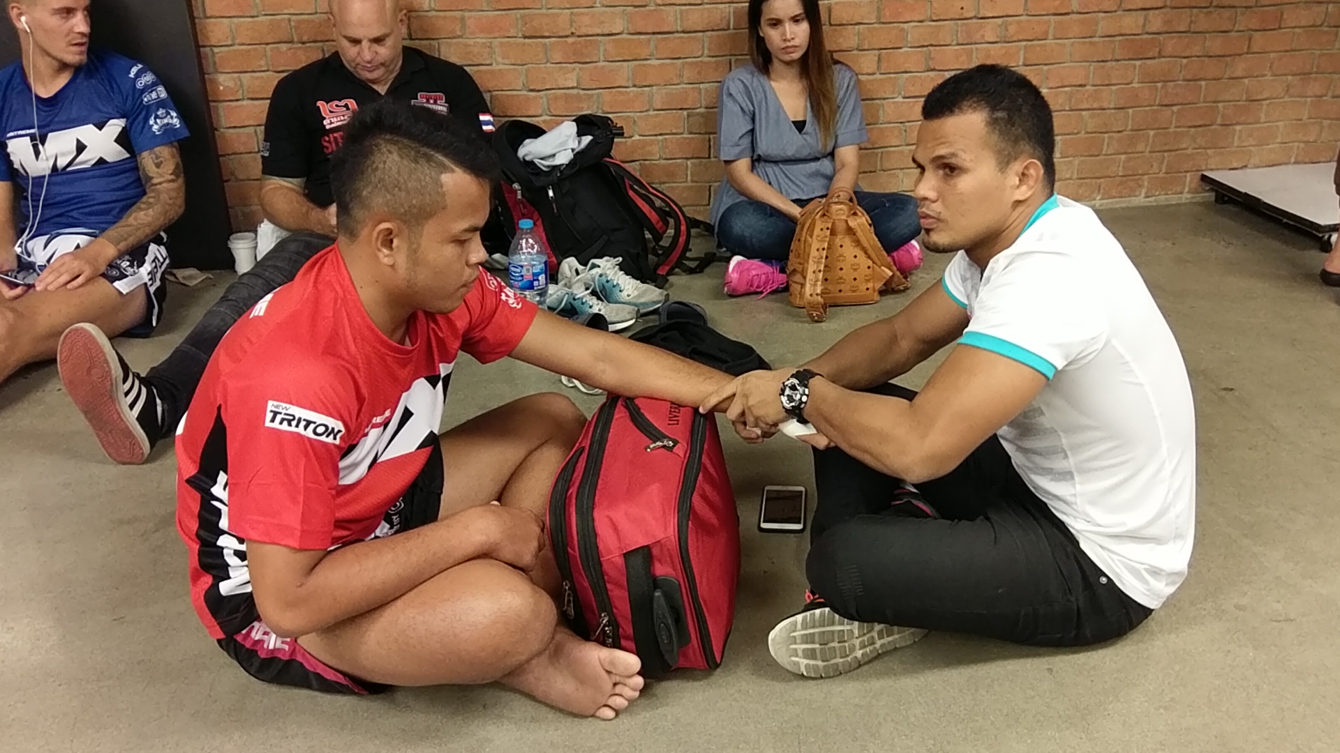 Sitting - HD Wallpaper 