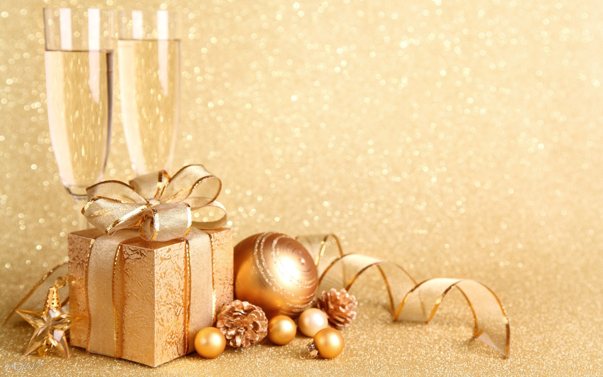 Christmas Presents And Glasses Of Wine Wallpaper - Gold New Year Background - HD Wallpaper 