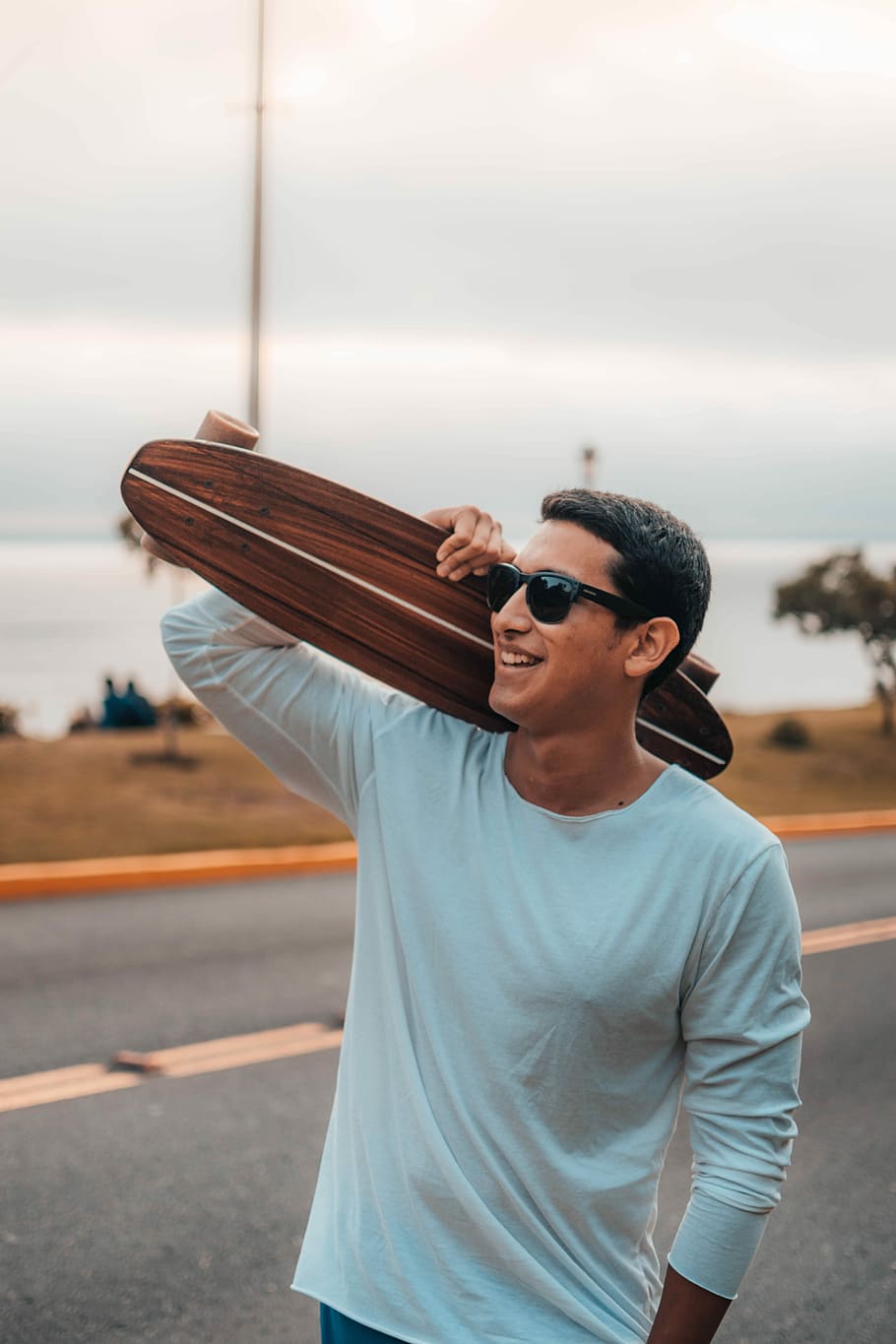 Tienes Que Amar Lo Que Haces, Man Holding Brown Skateboard, - French Crop Kapsel - HD Wallpaper 