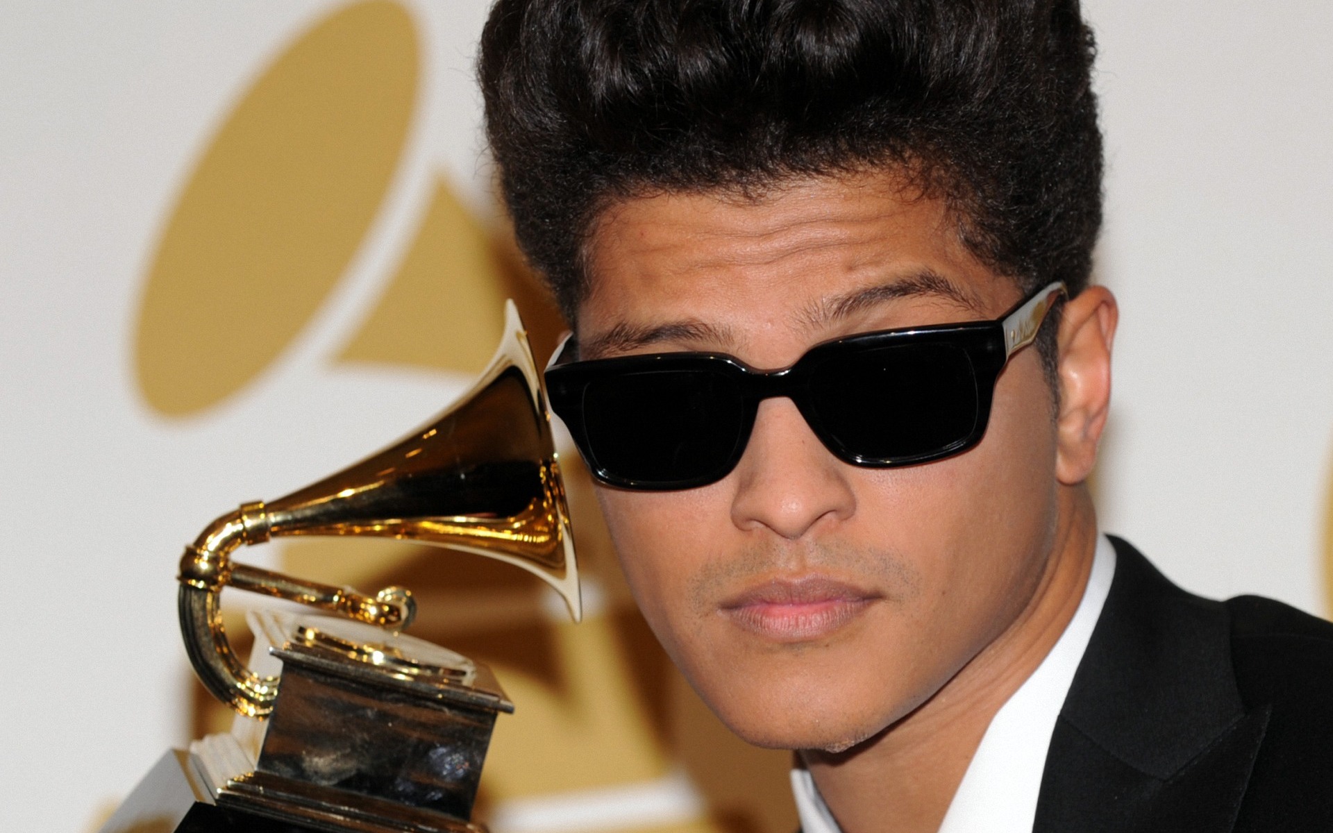 Bruno Mars Grammys 2010 - HD Wallpaper 