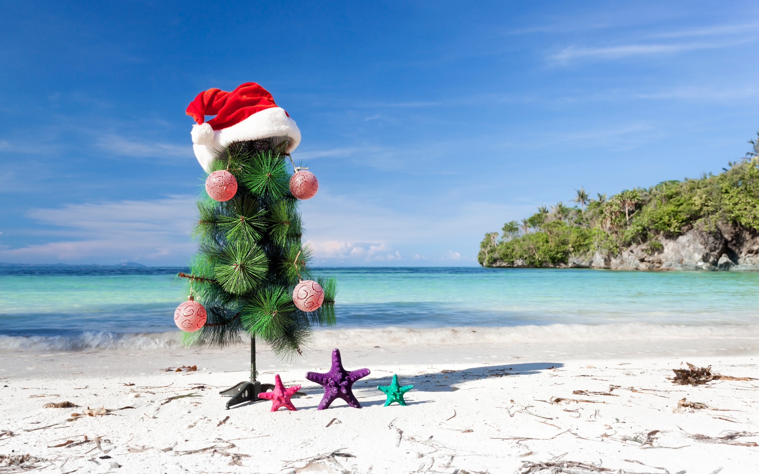 Christmas Tree, Beach, Sand, Tropical Island, New Year, - HD Wallpaper 