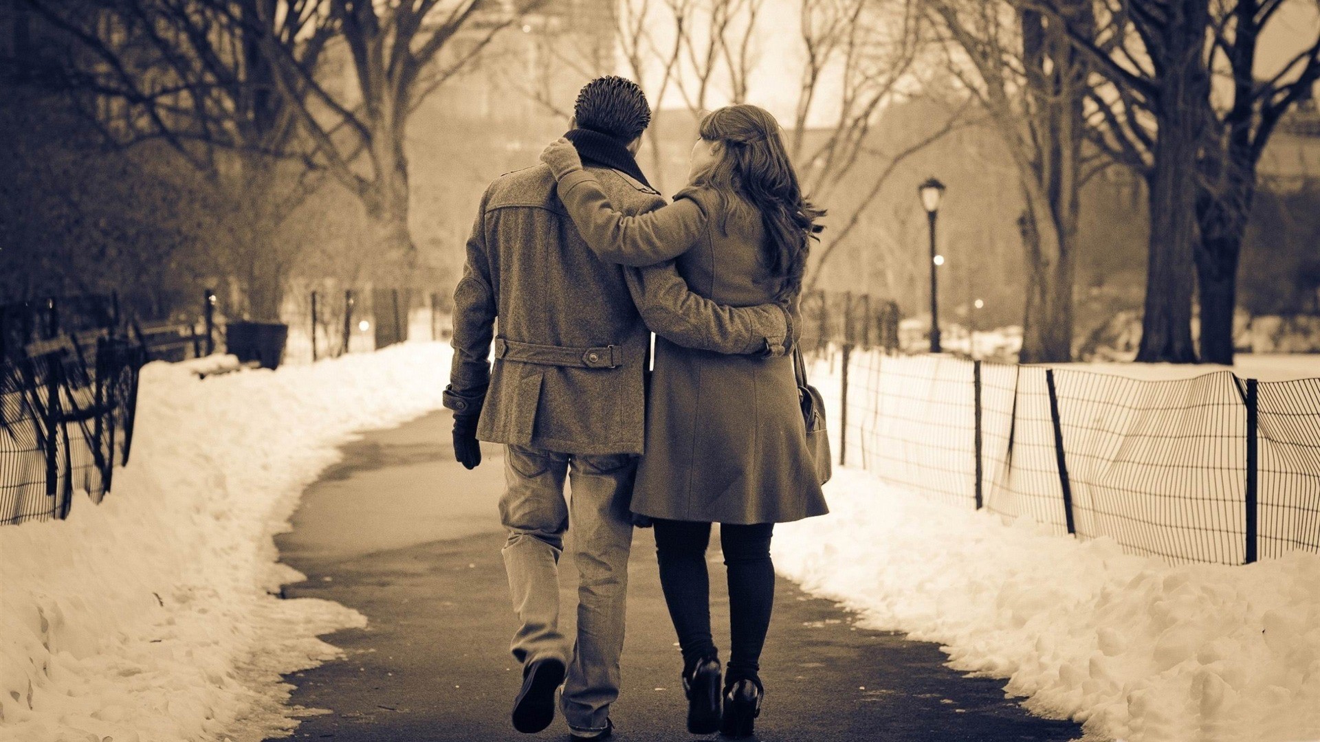 Romantic Couple Walk In Snowy Weather Wallpaper - Hd Romantic - HD Wallpaper 