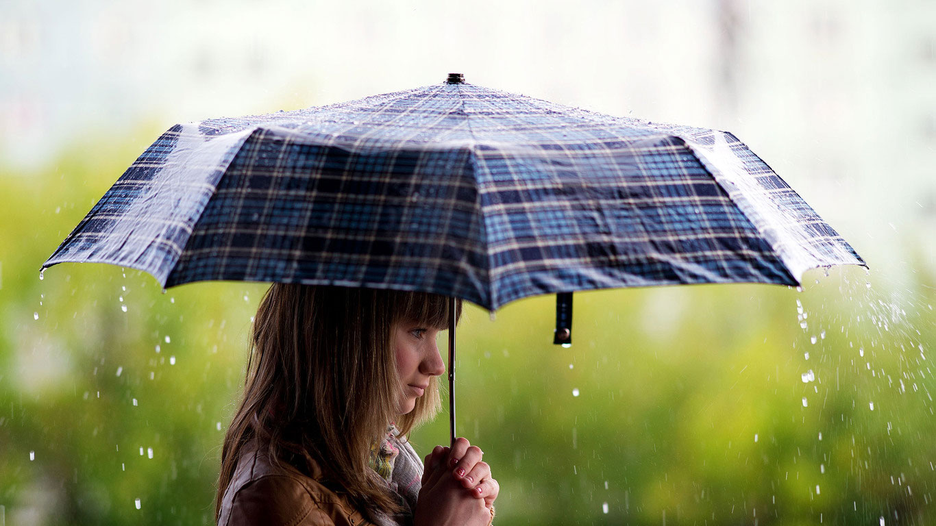 Cool Hd Rain Wallpapers - Beautiful Girl Picture With Rainy Season -  1366x768 Wallpaper 
