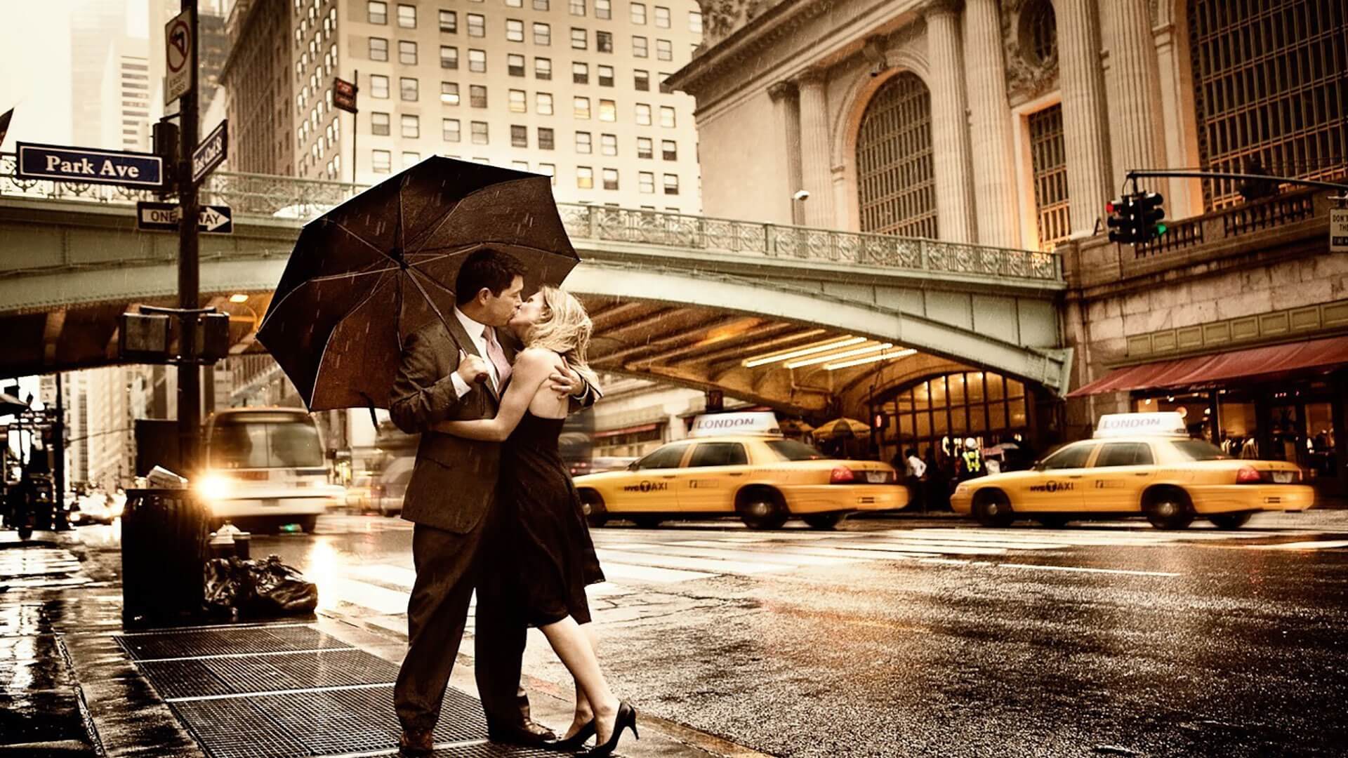 Romantic Kiss On Road Footpath - Love In The Rain - HD Wallpaper 