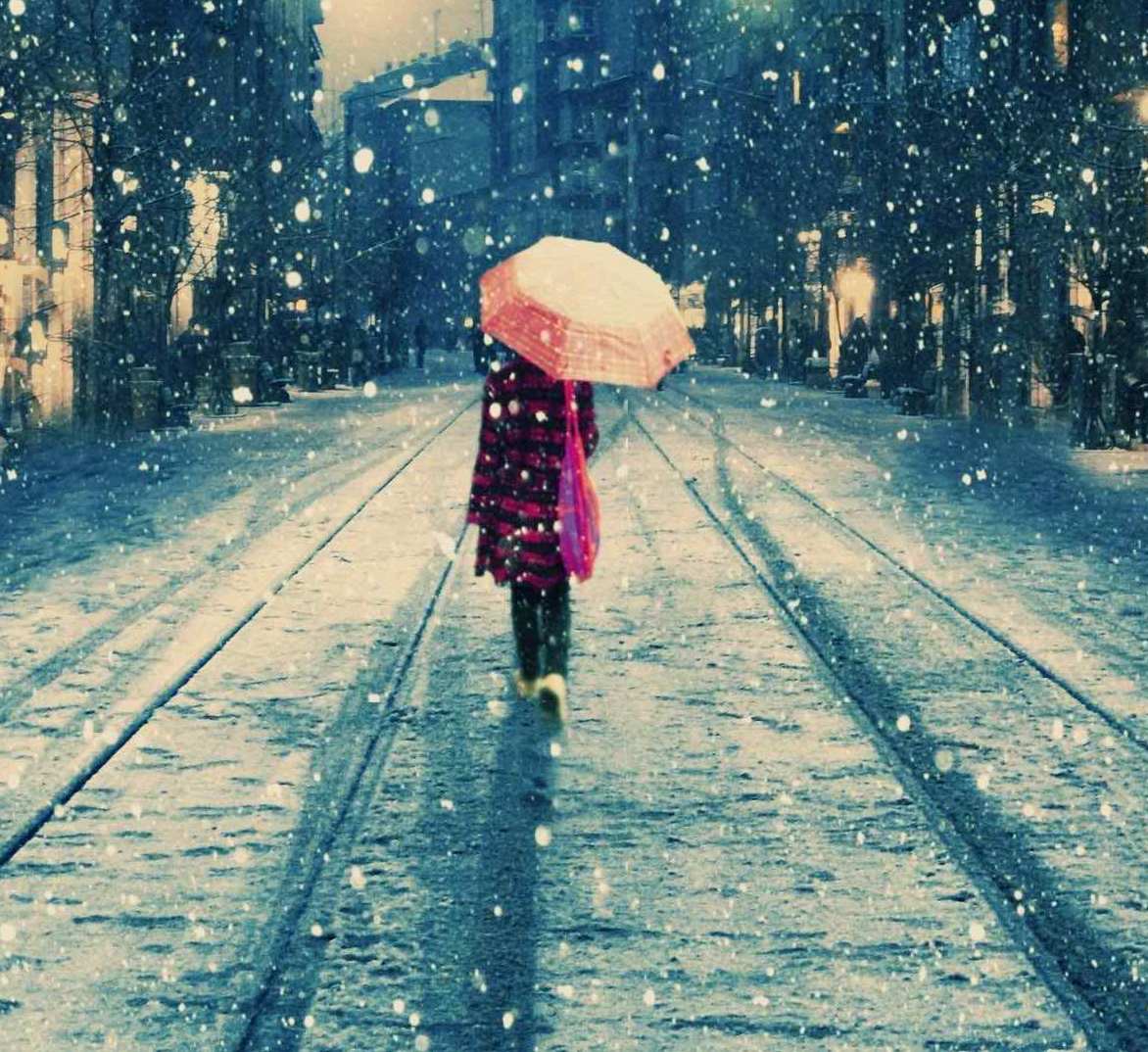 Cute Girl Walking On Rain At Night Profile Dp - Girl Walking In Snow - HD Wallpaper 